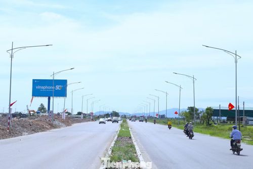 Dự án cải tạo, mở rộng Quốc lộ 46 đoạn Vinh - Nam Đàn được phê duyệt chủ trương đầu tư năm 2022, có tổng chiều dài gần 10,7 km, tổng mức đầu tư gần 500 tỷ đồng. Ban Quản lý dự án 85 (Bộ Xây dựng) làm chủ đầu tư, Công ty TNHH Hòa Hiệp là đơn vị thi công. Công trình khởi công tháng 3/2025, ban đầu dự kiến hoàn thành vào tháng 7/2026. Sau đó, thời gian thực hiện dự án được gia hạn đến tháng 10/2026.
