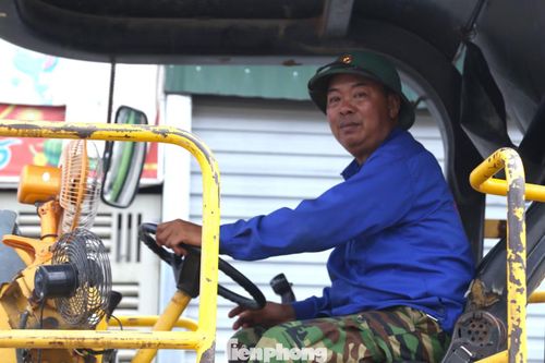 Anh Trần Đình Nam, công nhân đang làm việc tại dự án, cho biết những ngày này khối lượng công việc khá lớn. Xác định công trình đang bước vào giai đoạn nước rút, các tổ, đội đều động viên nhau cố gắng hoàn thành phần việc được giao. “Lễ năm nay chúng tôi vẫn ở lại công trường làm việc. Công việc có vất vả nhưng ai cũng động viên nhau cố gắng, bởi dự án đang cần đẩy nhanh tiến độ. Khi tuyến đường hoàn thành, đưa vào sử dụng, người dân đi lại thuận lợi hơn, đó cũng là niềm vui của những người trực tiếp làm công trình”, anh Nam chia sẻ.