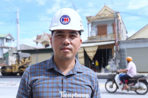 Ông Lê Đức Tùng, Giám đốc điều hành Dự án cải tạo, mở rộng Quốc lộ 46, cho biết theo tiến độ được Bộ Xây dựng giao, toàn bộ dự án phải hoàn thành trước ngày 30/10. Tuy nhiên, thực hiện cam kết với lãnh đạo UBND tỉnh, nhà thầu đang nỗ lực đẩy nhanh tiến độ, phấn đấu hoàn thành toàn bộ phần mặt đường bê tông nhựa trước ngày 30/9 và cơ bản hoàn thành dự án trong tháng 9/2026. “Anh em xác định đây là giai đoạn nước rút nên sẽ tranh thủ từng ngày, từng giờ để đẩy nhanh tiến độ. Dịp lễ 2/9, công trường vẫn duy trì thi công bình thường. Các chế độ, chính sách đối với người lao động trong những ngày lễ cũng được thực hiện đầy đủ theo quy định”, ông Tùng cho hay.