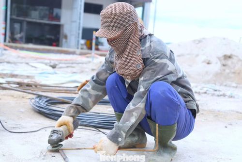 Ngày nghỉ lễ, công nhân vẫn lặng lẽ bám máy, bám đường. “Làm công trường xa nhà nên ngày lễ ai cũng muốn được về với gia đình. Nhưng công việc đang cần người, anh em ở lại cũng xác định cố gắng thêm một chút để công trình sớm hoàn thành”, anh Thành, một công nhân, tâm sự.