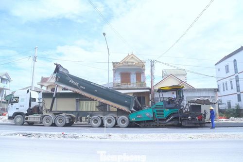 Không chỉ công nhân, đội ngũ kỹ sư, cán bộ kỹ thuật và chỉ huy công trường cũng duy trì lực lượng thường trực trong những ngày nghỉ lễ. Nhân lực được bố trí theo từng mũi thi công, bảo đảm các hạng mục được triển khai liên tục, không bị gián đoạn.