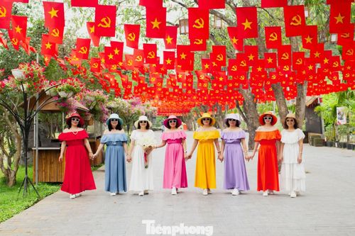Không khí lễ hội tại Thung Nham cũng hòa chung sức hút của các điểm đến nổi tiếng trên hành trình khám phá Ninh Bình. Cố đô Hoa Lư là điểm đến không thể bỏ qua với những dấu tích gắn với lịch sử dựng nước và giữ nước của dân tộc, đặc biệt là thời kỳ hình thành nhà nước Đại Cồ Việt. Không gian cổ kính, hệ thống đền thờ, cùng cảnh quan núi đá bao quanh tạo nên một điểm đến giàu giá trị lịch sử và văn hóa.