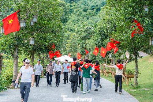 Các khu vực bán hàng, dịch vụ cũng được trang trí đồng bộ, tạo nên hành trình “Rực rỡ Thung Nham” xuyên suốt khu du lịch. Bên cạnh cảnh quan, Thung Nham còn giới thiệu menu mới với các dòng trà hoa quả thanh mát và bánh lạnh, mang đến thêm lựa chọn nghỉ chân cho du khách trong những ngày cuối Hè.