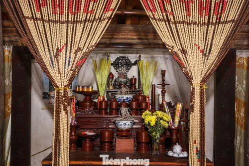 Trong ngôi nhà ông Tùng còn lưu giữ 8 bức câu đối viết bằng chữ Hán Nôm có in ấn tín của nhà vua. Đây cũng là một phần tạo nên sự cổ kính và thâm nghiêm của ngôi nhà. Vì là nhà từ đường (nhà thờ họ) nên trong nhà có nhiều đồ thờ hình long, ly, quy, phượng chạm khắc cầu kỳ và các bức hoành phi, câu đối cổ vẫn còn nguyên vẹn.