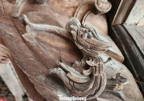 Hoa văn trang trí gồm tứ linh là long, ly, quy, phượng và tứ quý gồm tùng, trúc, cúc, mai. Trong nghệ thuật kiến trúc dân gian điều này hàm ý sự hòa hợp giữa đất, trời, sự trường thọ bền vững, cao sang và an lạc.