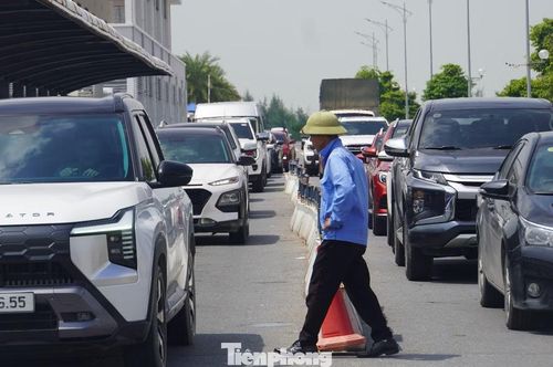 Nhân viên hướng dẫn tài xế lái xe xuống phà ra Cát Bà.