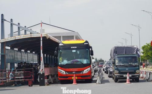Khu vực đường dẫn xuống phà chỉ có khoảng 20 - 30 ô tô và một số người điều khiển xe máy chờ phà. Mỗi khi phà cập bến, số lượng người và phương tiện này di chuyển nhanh chóng xuống phà nên không xảy ra tình trạng ùn ứ.