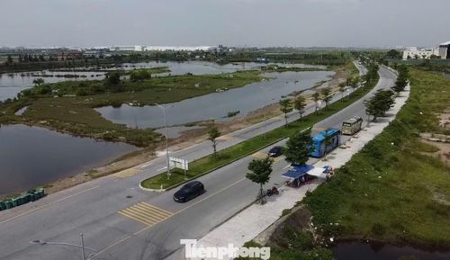 Khu vực đường dẫn từ bến phà Đồng Bài hướng ra trạm cáp treo không còn cảnh hàng xe ô tô xếp hàng chờ lên phà.