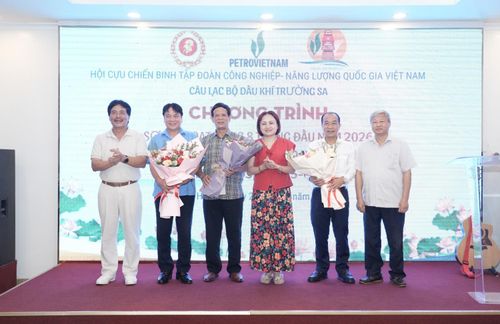 CLB Dầu khí Trường Sa tặng hoa chúc mừng các đồng chí Trung ương Hội CCB Việt Nam khóa VIII.