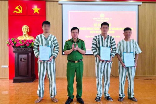 3 phạm nhân được giảm hết thời hạn chấp hành án phạt tù, sớm trở về đoàn tụ với gia đình.