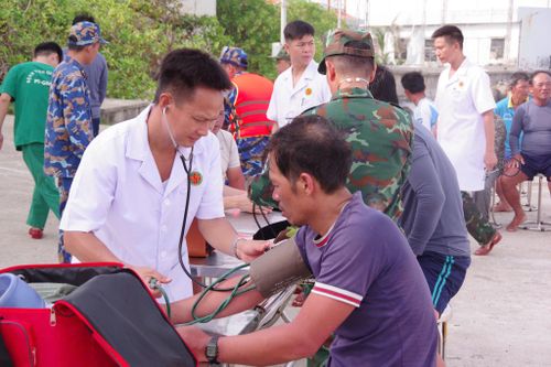 Thăm khám sàng lọc ban đầu tại cầu cảng cho các ngư dân