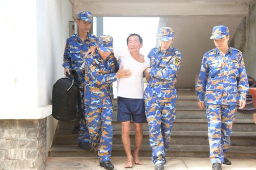 Cán bộ, chiến sĩ đưa ngư dân về vị trí nghỉ ngơi