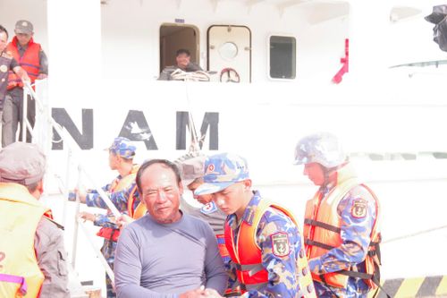 Cán bộ chiến sĩ Đảo Trường Sa tiếp nhận ngư dân từ cầu cảng