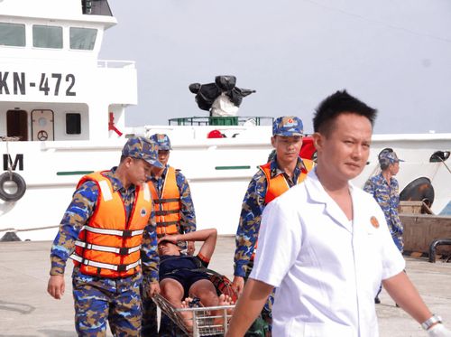 Cán bộ, chiến sĩ tiếp nhận ngư dân từ tàu 472