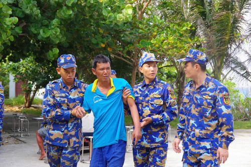 Cán bộ, chiến sĩ đưa bệnh nhân đến vị trí thăm khám