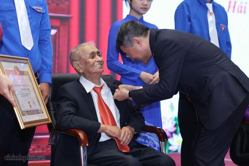 Thủ tướng Lê Minh Hưng trao Huy hiệu Đảng tặng đảng viên lão thành tại TP Hải Phòng. Ảnh: Nhật Bắc