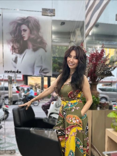 Phương Đào là nhà tạo mẫu tóc, trang điểm; nhiều nghệ sĩ như Ái Như, Thành Lộc... là khách "ruột". Ảnh: FBNV