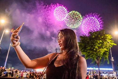 Du khách có thể chiêm ngưỡng những màn bắn pháo hoa rực rỡ khi du lịch 2/9 tại TPHCM. Ảnh: Nguyễn Huế