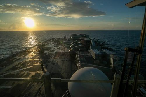 Boong tàu USS Tripoli nhìn từ đài chỉ huy. Ảnh: CENTCOM