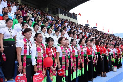 Các khán đài SVĐ Nghĩa Lộ trật kín khán giả.