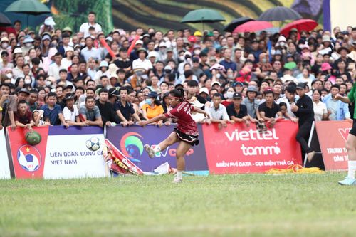 Các thiếu nữ dân tộc mặc váy, áo truyền thống, sút bóng như những cầu thủ chuyên nghiệp.