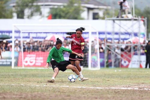 Đak Đoa nhanh chóng đáp trả. Phút 18, Thươn có pha bứt tốc, xâm nhập vòng cấm và tung cú sút căng, đưa trận đấu trở lại vạch xuất phát với tỷ số 1-1.
