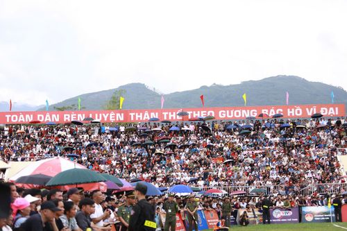 Các khán đài không có một chỗ trống, CĐV thậm chí còn tràn xuống sân.