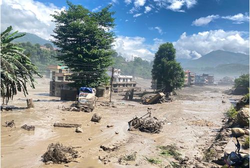 Cảnh tan hoang sau lũ quét. Ảnh: Kathmandu Post