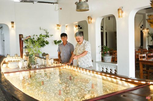 Ông Dương Minh Bình trò chuyện góp ý với anh Dương Văn Đức (chủ CBT biển Thịnh Lộc) trong chuyến công tác dịp giữa tháng 8/2026.
