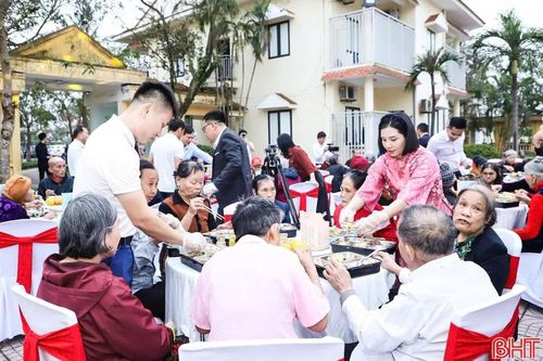  Hội Doanh nhân trẻ Hà Tĩnh thường xuyên tổ chức nhiều hoạt động an sinh. Ảnh: Hội tổ chức chương trình Xuân yêu thương, tết sẻ chia cho người có công và người nghèo nhân dịp Xuân Bính Ngọ 2026. 
