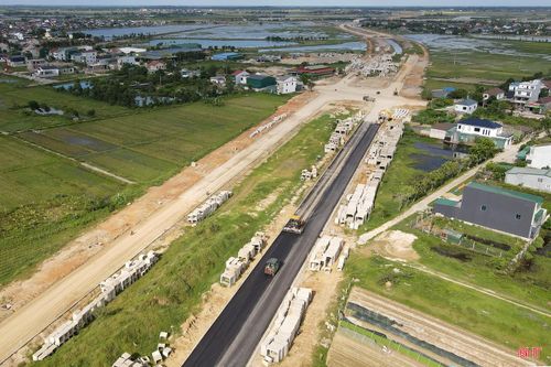  Tuy nhiên, do dự án đi qua nhiều vị trí xử lý đất yếu có thời gian chờ lún dài (6-14 tháng) và khi bàn giao mặt bằng, thời tiết thời gian qua cũng không thuận lợi nên ảnh phần nào đến tiến độ thi công.﻿ 