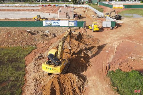 Nhà đầu tư đang triển khai thi công các hạng mục hạ tầng kỹ thuật bao gồm: trục đường chính của khu công nghiệp, hệ thống mương thoát nước dọc khu dân cư và nhà xưởng xây sẵn.