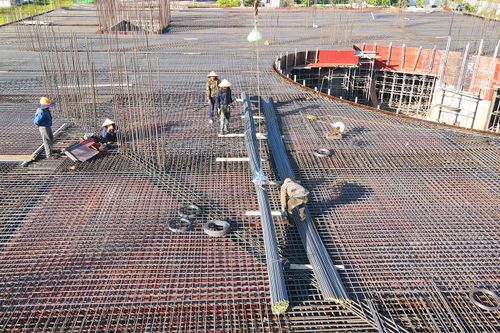 Các tốp công nhân đang thi công lắp đặt sắt thép để chuẩn bị đổ sàn tòa nhà chính của Dự án đầu tư xây dựng Bảo tàng tỉnh Hà Tĩnh.