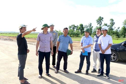 Ông Nguyễn Danh Phong - Quyền Giám đốc Ban Quản lý dự án đầu tư xây dựng công trình giao thông và phát triển đô thị tỉnh kiểm tra tiến độ dự án đường Xô Viết Nghệ Tĩnh kéo dài về phía Đông.