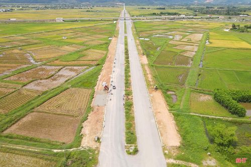 Đến nay, dự án đã thi công được 76% khối lượng, trong đó, cơ bản hoàn thành nền đường, móng cấp phối đá dăm loại 2; thảm bê tông nhựa cả 2 lớp đoạn được bàn giao mặt bằng trước đây dài 1,9/3,3km; hoàn thành cầu và đường đầu cầu Rào Con.