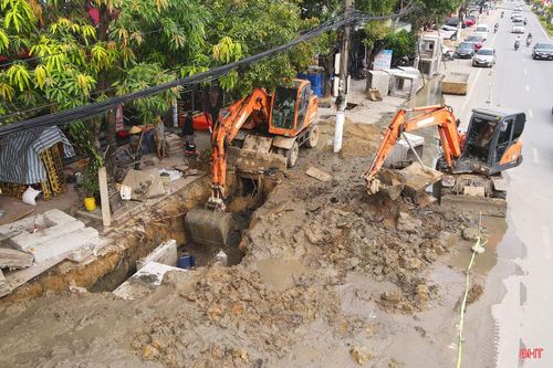 Việc duy trì nhịp độ thi công liên tục trong các ngày nghỉ lễ không chỉ thể hiện trách nhiệm, sự quyết tâm cao độ của các nhà thầu, đơn vị thi công mà còn khẳng định sự chỉ đạo sâu sát của Tỉnh ủy, UBND tỉnh Hà Tĩnh trong việc sớm đưa các dự án hạ tầng chiến lược vào khai thác.