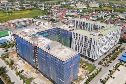 Quỹ Đầu tư phát triển Hà Tĩnh - chủ đầu tư dự án, đang đốc thúc nhà thầu cùng các đơn vị liên quan hoàn thành tất cả các hạng mục để đưa vào vận hành thử, trước khi bàn giao “chìa khóa” căn hộ cho khách hàng vào đầu năm 2027. Vậy nên, nhà thầu đã xây dựng kế hoạch thi công xuyên dịp nghỉ lễ 2/9.