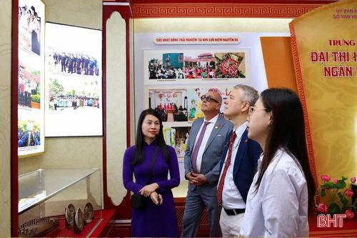 Đoàn khách nước ngoài tham quan, tìm hiểu các tư liệu, hiện vật về Đại thi hào Nguyễn Du và Truyện Kiều tại Di tích Nguyễn Du.