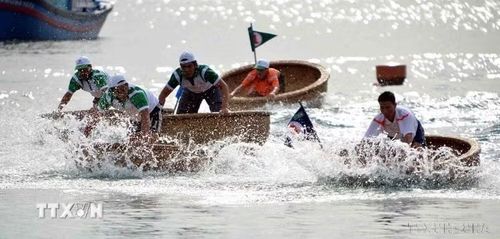 Thi lắc thúng nam một người tại Hội thi bơi thúng, lắc thúng trong khuôn khổ Festival Biển Nha Trang. (Ảnh: Thanh Hà/TTXVN)