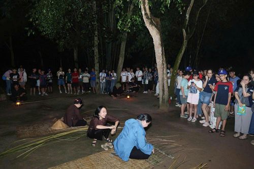 Du khách trải nghiệm sản phẩm du lịch đêm tại Khu di tích lịch sử Địa đạo Củ Chi.