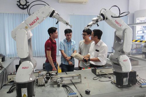 Robot ngày càng được phát triển theo hướng có khả năng nhận biết môi trường và phối hợp với con người trong sản xuất.