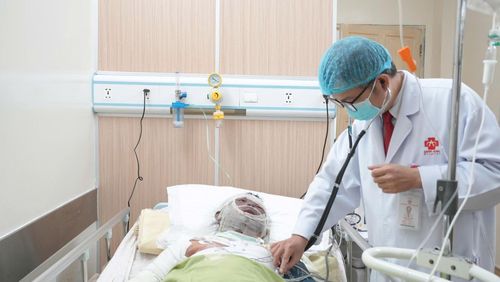 Bác sĩ thăm khám cho bệnh nhân. Ảnh: BV