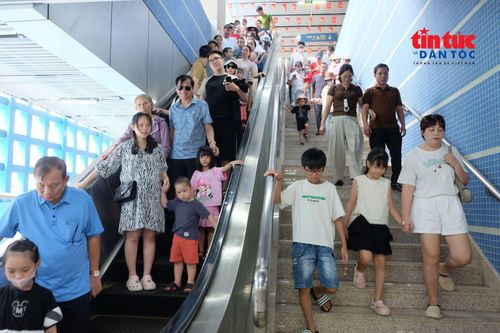Các nhà ga những ngày này luôn tấp nập du khách, minh chứng cho sức hút mạnh mẽ của phương tiện vận tải công cộng trong dịp nghỉ lễ.