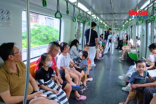 Những chuyến tàu điện sạch sẽ, văn minh trở thành lựa chọn ưu tiên của người dân để di chuyển đến các điểm vui chơi, giải trí giữa lòng Thủ đô.