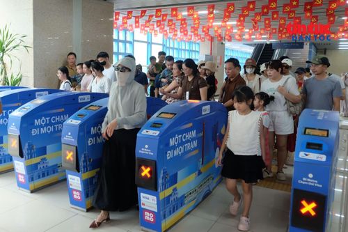 Hành khách thực hiện thao tác "một chạm" nhanh chóng tại cổng soát vé tự động với loại vé 0 đồng được cấp phát miễn phí trong dịp lễ.