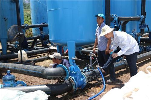 Các cán bộ và công nhân kỹ thuật của Công ty Cổ phần Cấp nước Huế (HueWACO) đang khẩn trương lắp đặt hệ thống xử lý nước sạch Thủy Yên.