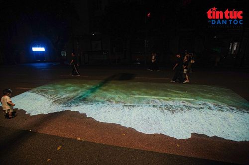 Ánh sáng được mở rộng ra tuyến phố đi bộ thông qua hệ thống Gobo Mapping.