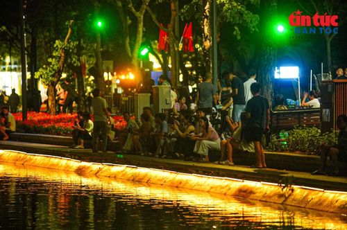 Ánh sáng từ bờ hồ đổ xuống mặt mước nhìn như thác nước đang chảy.