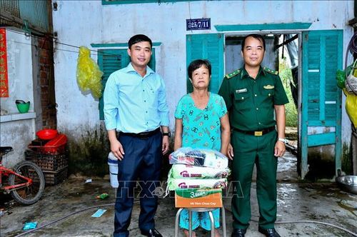 Đại diện Đồn Biên phòng Vĩnh Châu và các đơn vị đến tận nhà trao quà cho các hộ gia đình có hoàn cảnh khó khăn. Ảnh: Trung Kiên/TTXVN