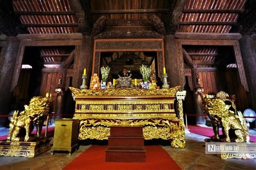 Bên trong khu chính điện Lam Kinh.